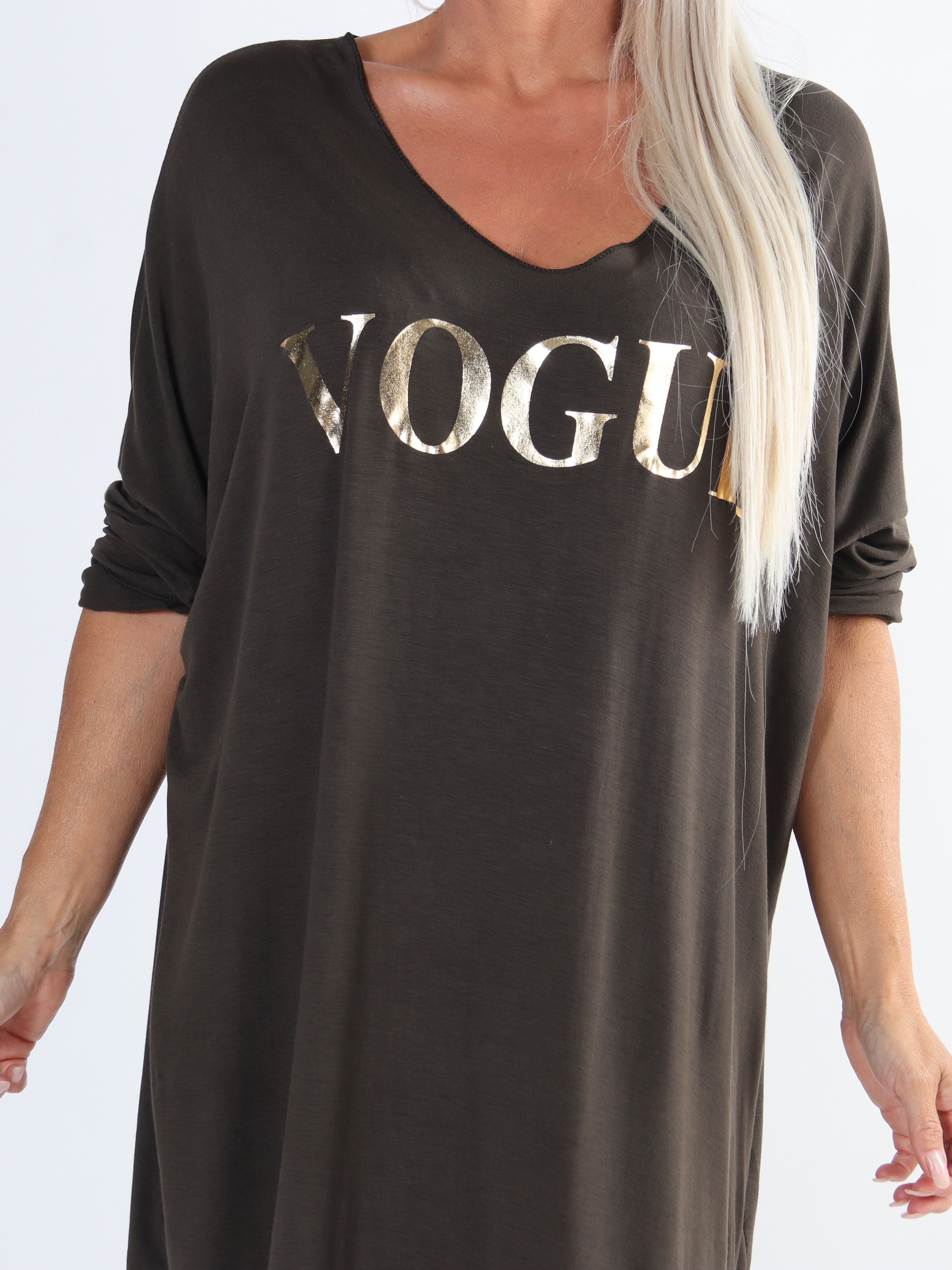 Vogue Long Sleeve - Langærmet plus size kjole i viskose med guld skrift